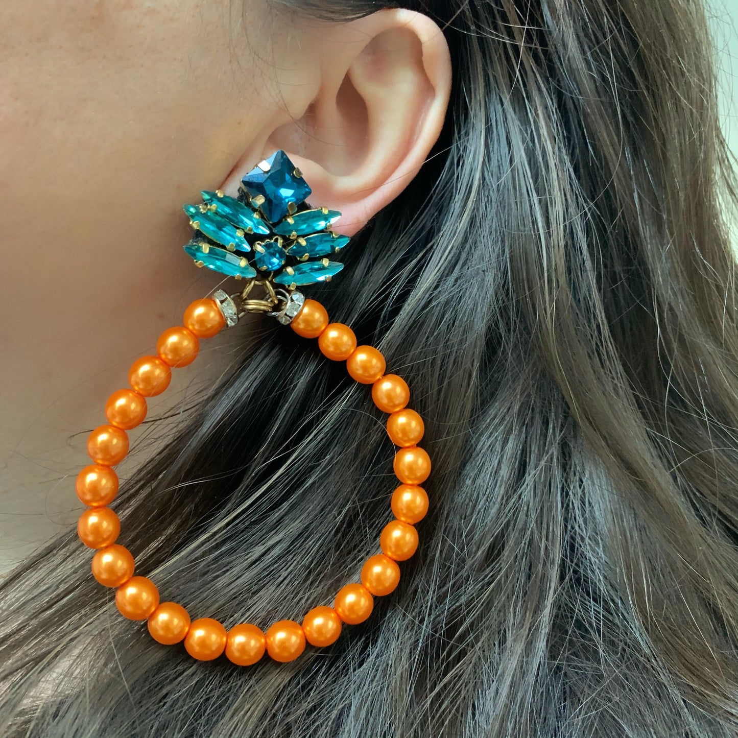 Elizabeth pearl hoop earrings orange