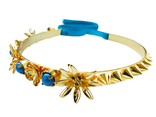 Flowers and Swarovski pearls on one side, alternating with spikes on the other make our Milly choker unique. Dipped in gold, the collar fastens at the back with a soft velvet. Flexible enough to easily slip on and off, it’s a great accessory to wear day and night. 